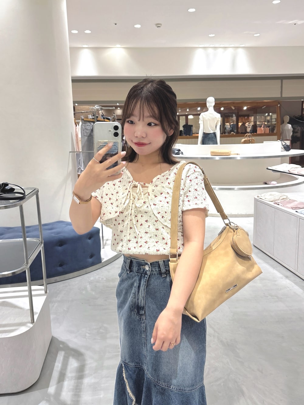 「Chicoの【新サイズ追加】裾フリンジタイトフレアデニムスカート（スカート、ブルー系）」を使った、miyumoさん（レディース・153cm）の夏コーディネートの3枚目の写真