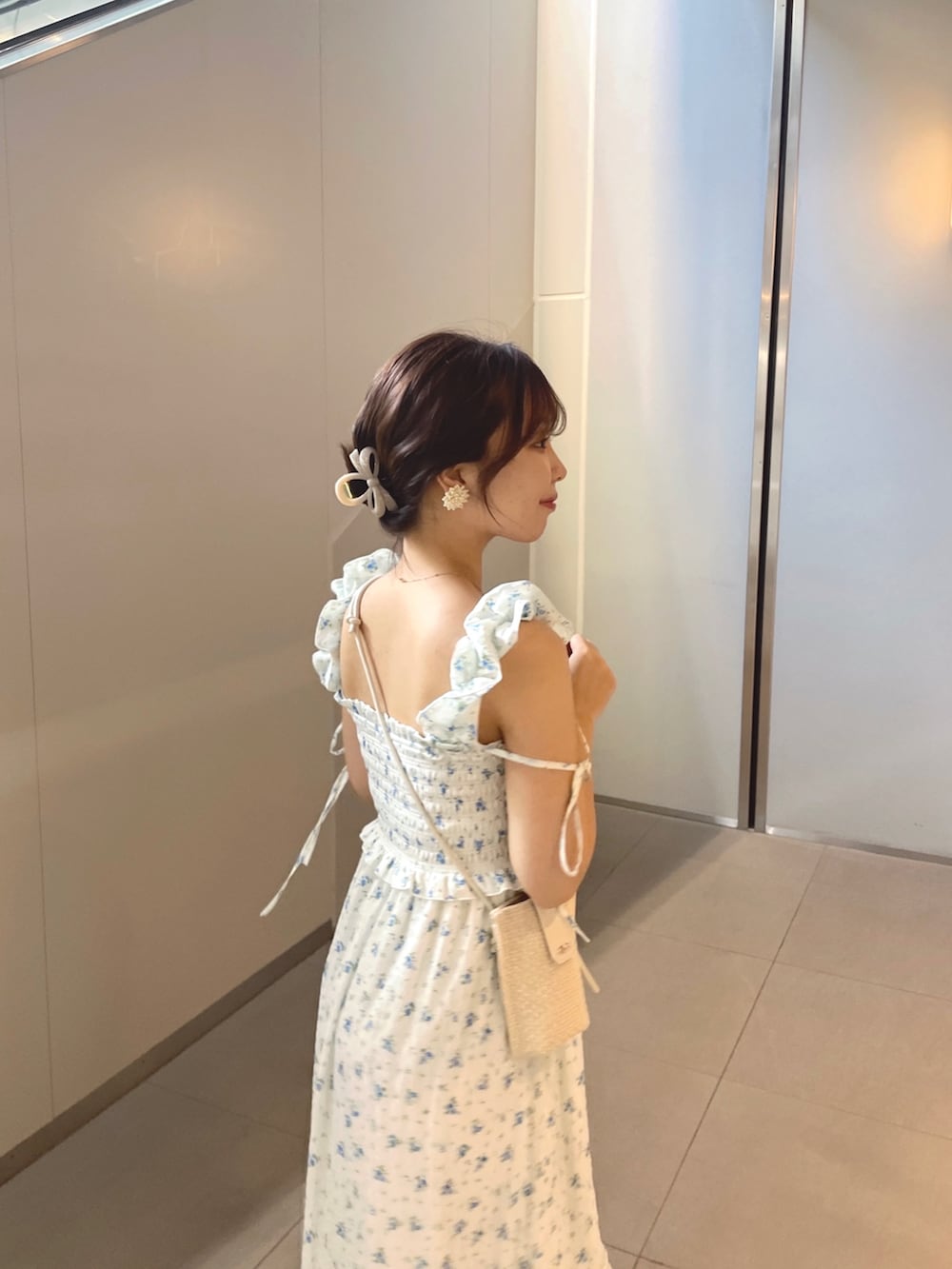 ホワイト系のワンピース、ホワイト系のその他小物を着用したレディースの春コーディネートの5枚目の写真