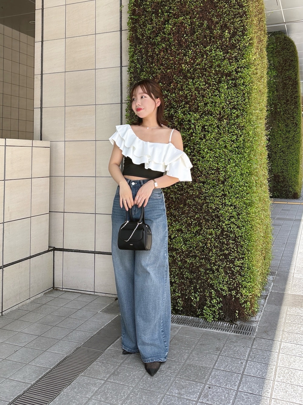 「初夏コーデ、夏コーデ」｜「Chicoの【水着/トップス】ダブルフリルワンショルトップス（水着、ブラック系）」を使った、miyumoさん（骨格ストレート・レディース・153cm）の春コーディネートの4枚目の写真