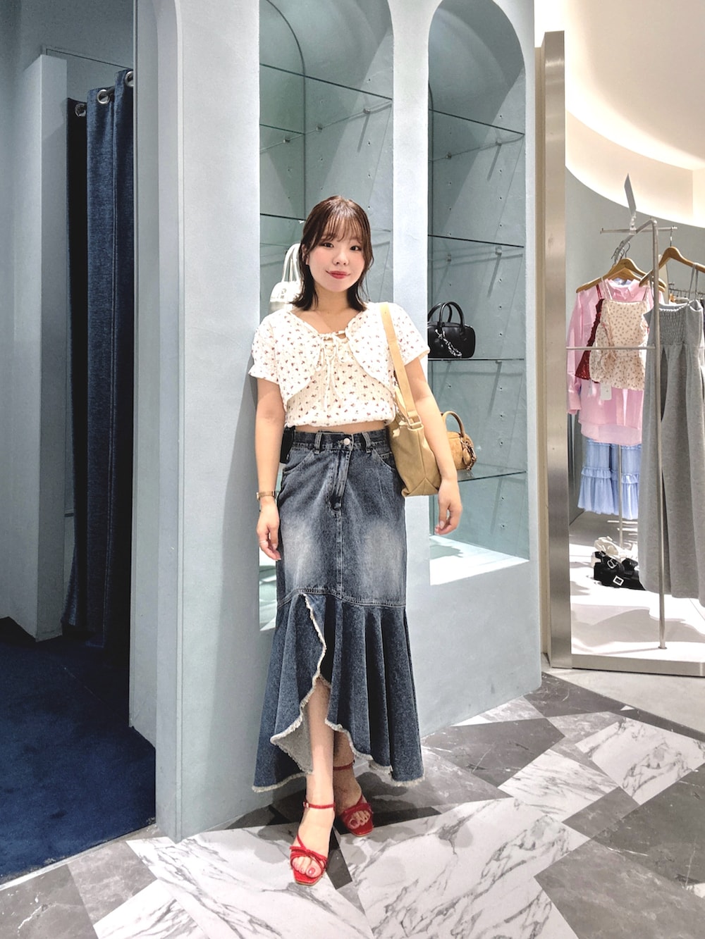 「Chicoの【新サイズ追加】裾フリンジタイトフレアデニムスカート（スカート、ブルー系）」を使った、miyumoさん（レディース・153cm）の夏コーディネートの2枚目の写真