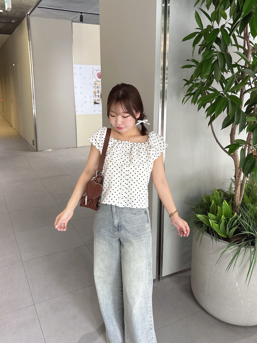 ホワイト系のシャツ/ブラウス、ブラウン系のショルダーバッグ、レッド系のサンダルを着用したレディースの夏コーディネートの3枚目の写真