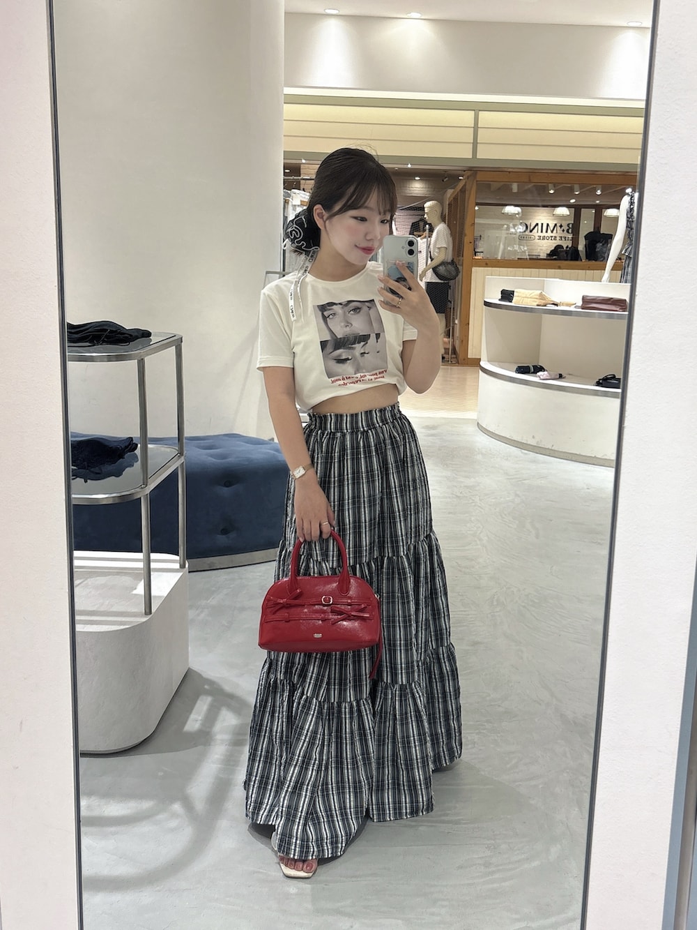 ホワイト系のTシャツ/カットソー、ブラック系のワンピース、レッド系のボストンバッグを着用したレディースの夏コーディネートの2枚目の写真