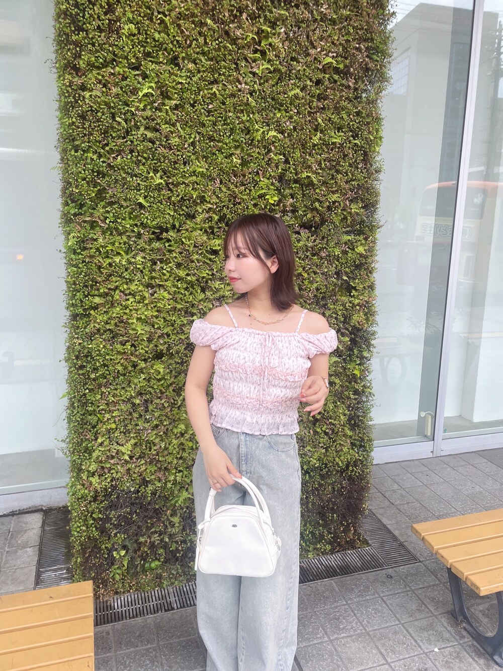 ピンク系のシャツ/ブラウス、ホワイト系のボストンバッグ、ホワイト系のサンダルを着用したレディースの春コーディネートの3枚目の写真