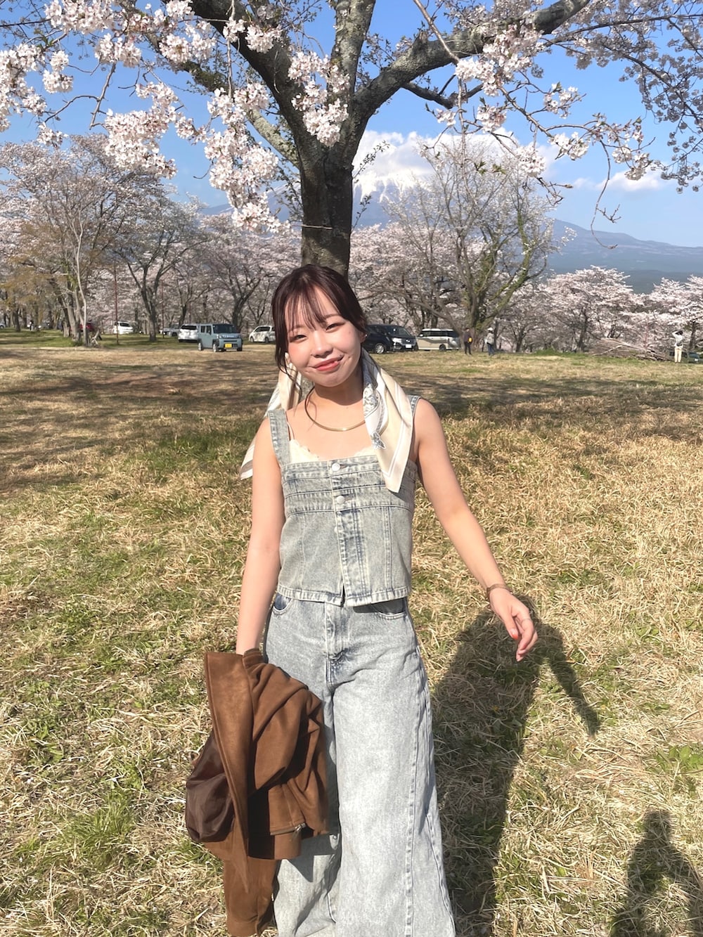 ブルー系のその他トップス、ブルー系のデニムパンツ、イエロー系のブルゾンを着用したレディースの春コーディネートの3枚目の写真