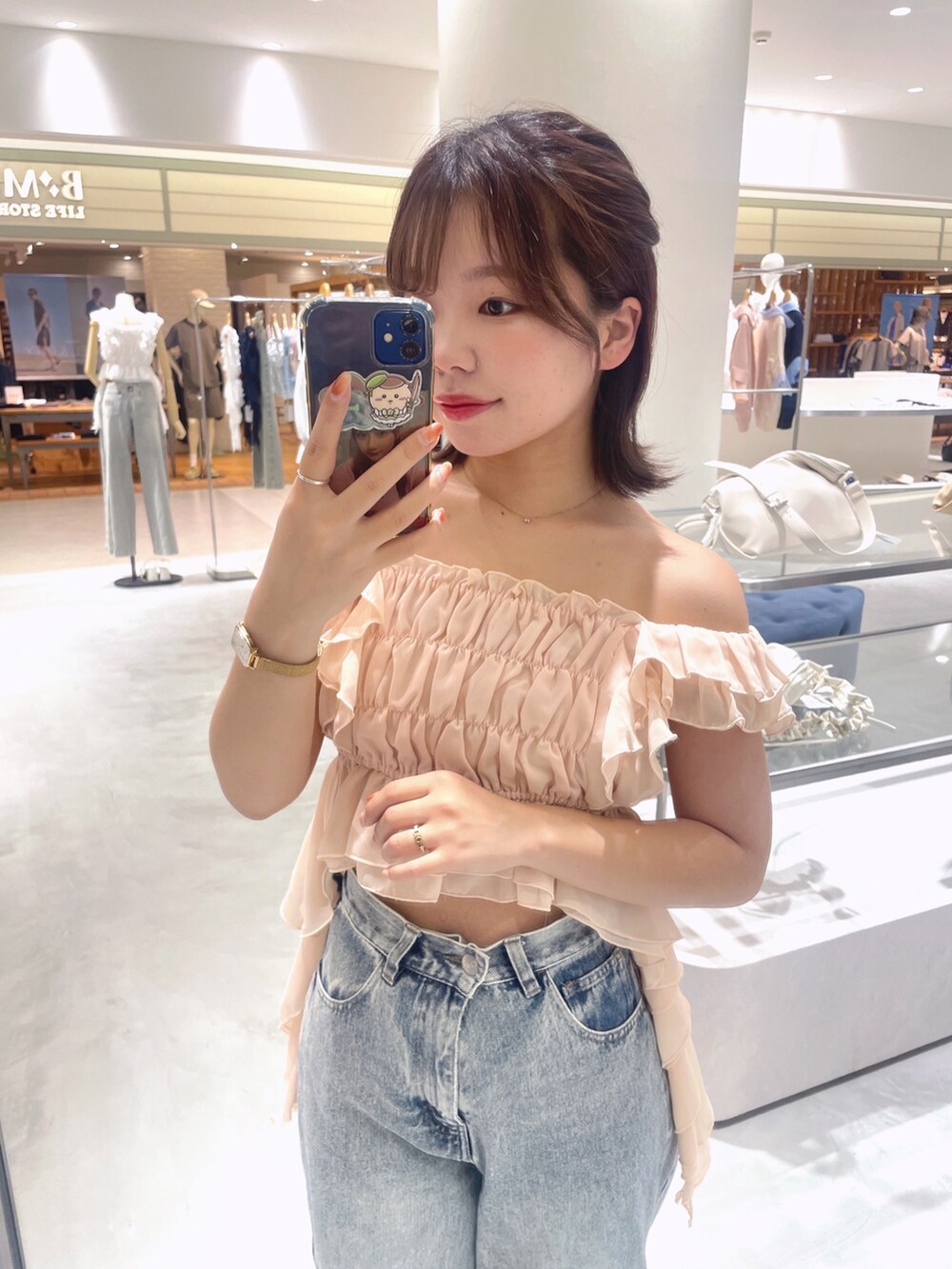 ピンク系のシャツ/ブラウス、ブルー系のデニムパンツを着用したレディースの春コーディネートの3枚目の写真