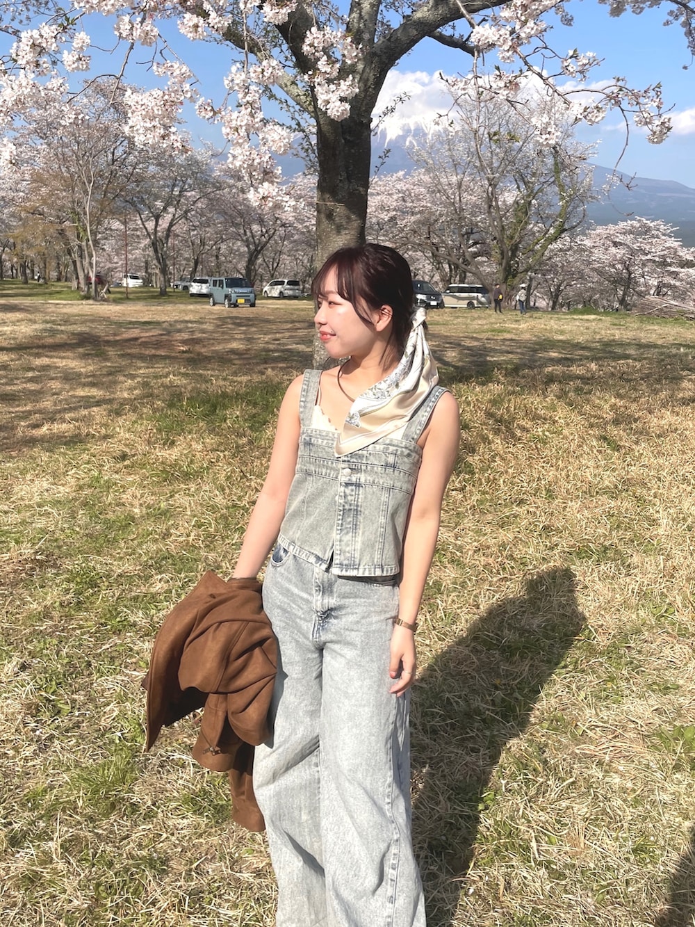 ブルー系のその他トップス、ブルー系のデニムパンツ、イエロー系のブルゾンを着用したレディースの春コーディネートの2枚目の写真