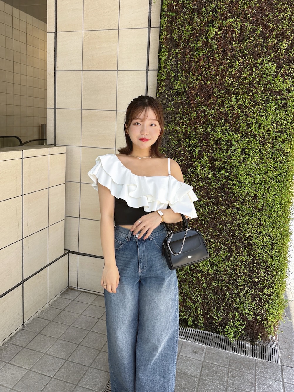 「初夏コーデ、夏コーデ」｜「Chicoの【水着/トップス】ダブルフリルワンショルトップス（水着、ブラック系）」を使った、miyumoさん（骨格ストレート・レディース・153cm）の春コーディネートの2枚目の写真