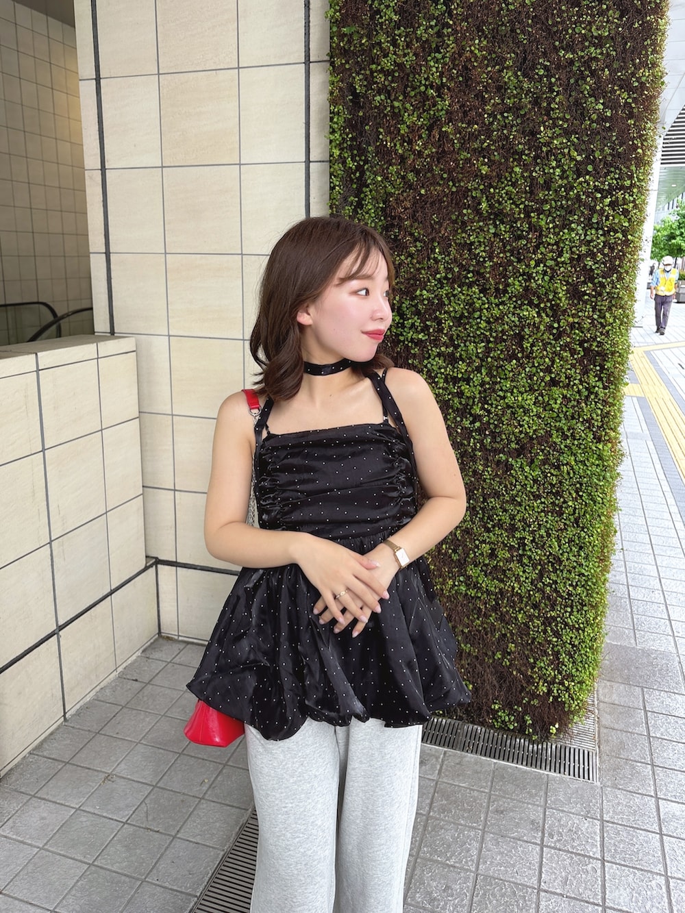 ブラック系のシャツ/ブラウス、レッド系のボストンバッグ、ベージュ系のスウェットパンツを着用したレディースの夏コーディネートの5枚目の写真