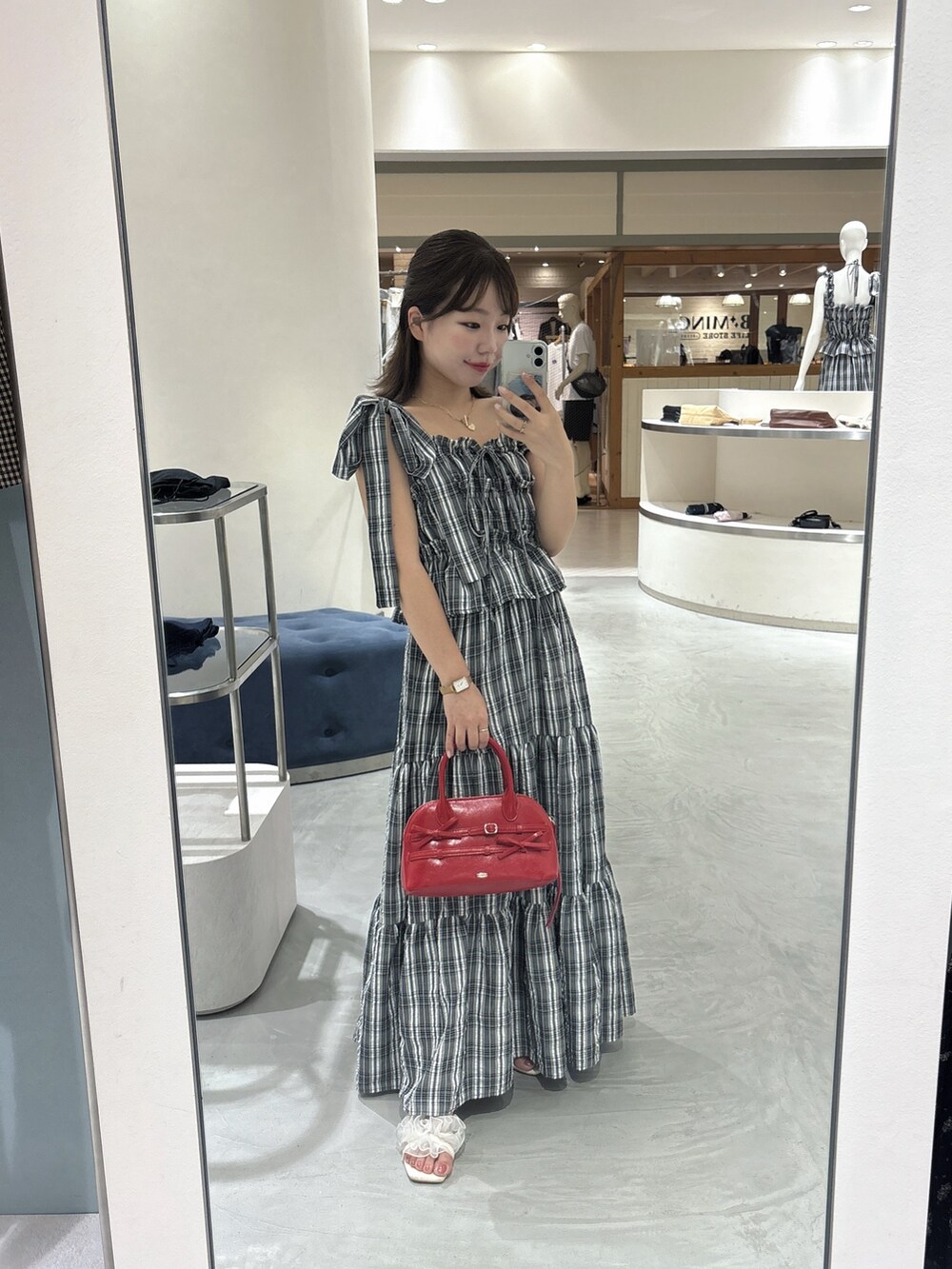 ホワイト系のTシャツ/カットソー、ブラック系のワンピース、レッド系のボストンバッグを着用したレディースの夏コーディネートの4枚目の写真