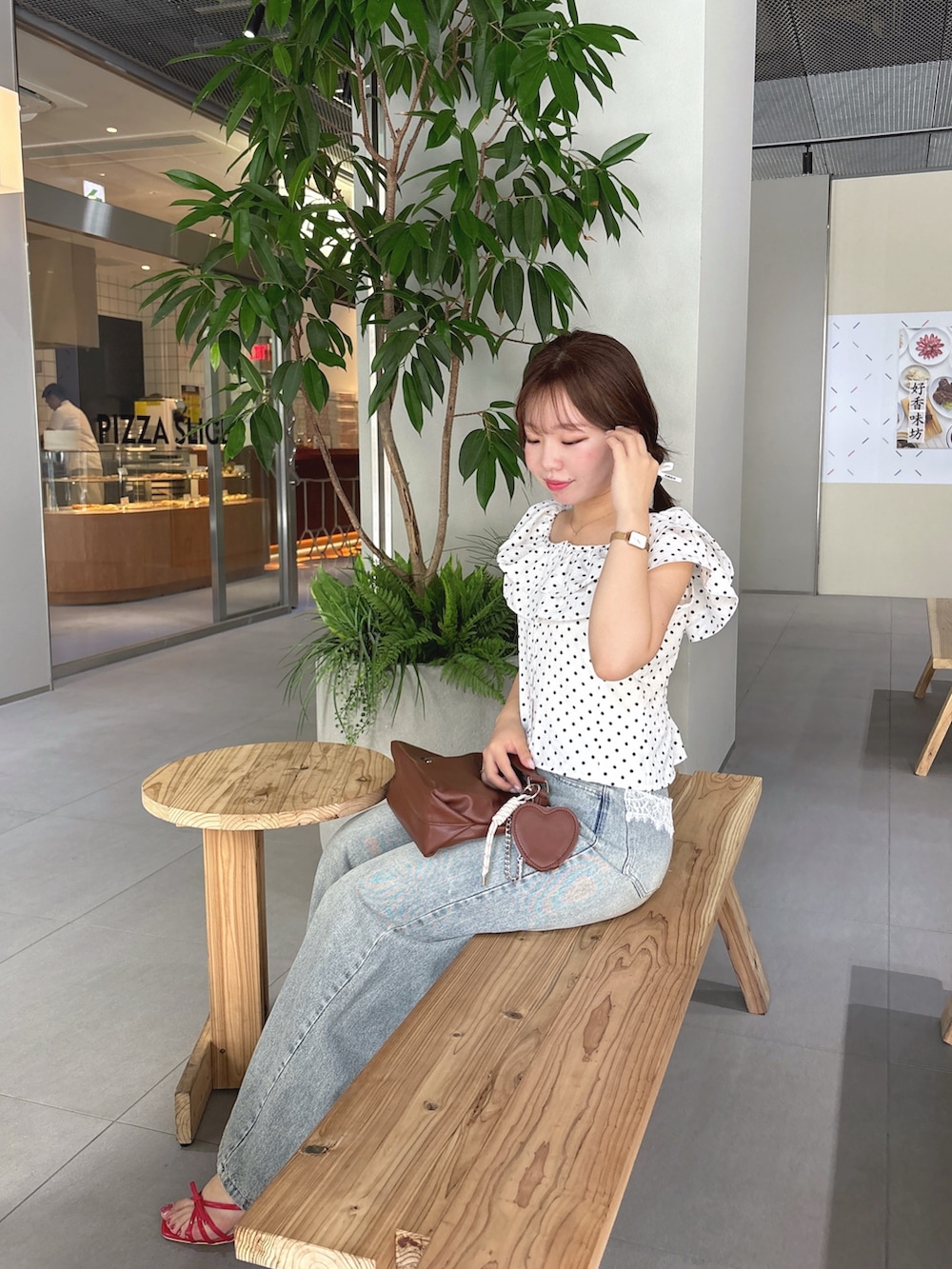 ホワイト系のシャツ/ブラウス、ブラウン系のショルダーバッグ、レッド系のサンダルを着用したレディースの夏コーディネートの6枚目の写真