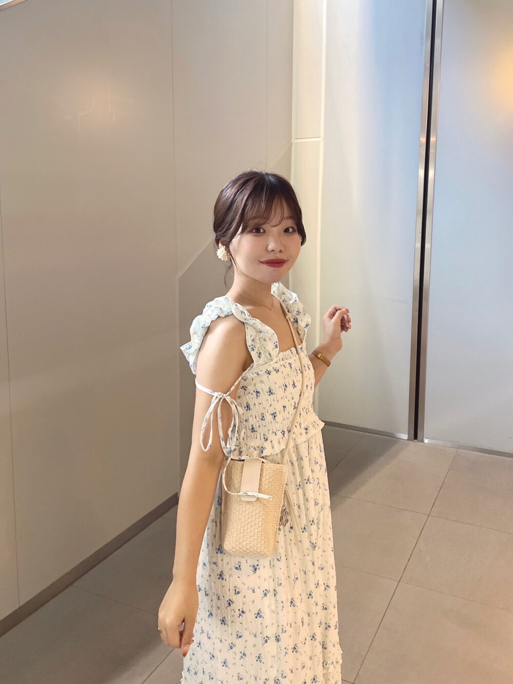 ホワイト系のワンピース、ホワイト系のその他小物を着用したレディースの春コーディネートの6枚目の写真