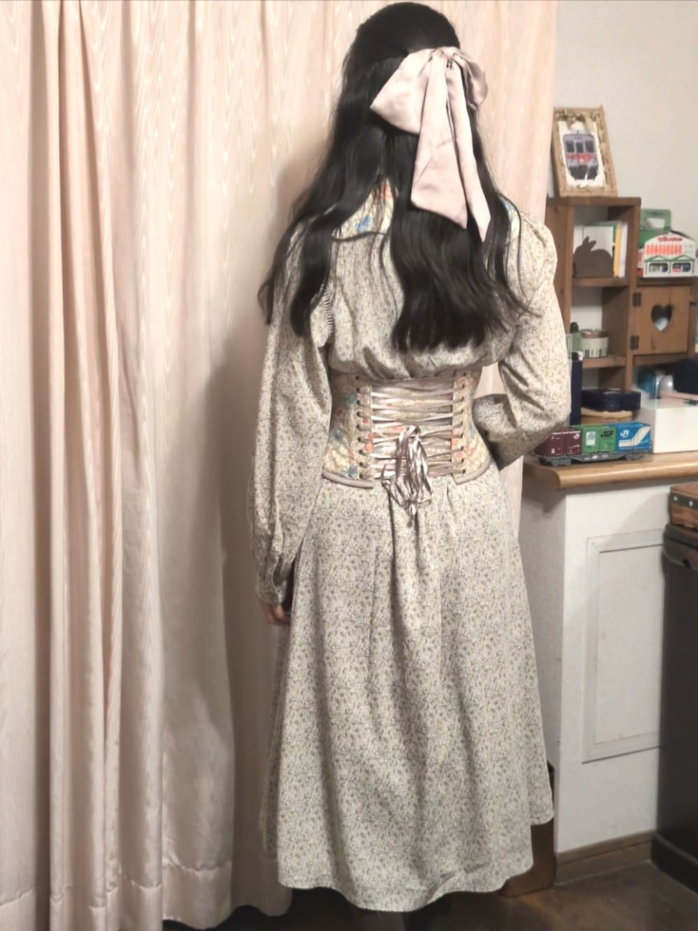 グリーン系のワンピース、ベージュ系のベルト、ベージュ系の付け襟を着用したレディースの春コーディネートの2枚目の写真