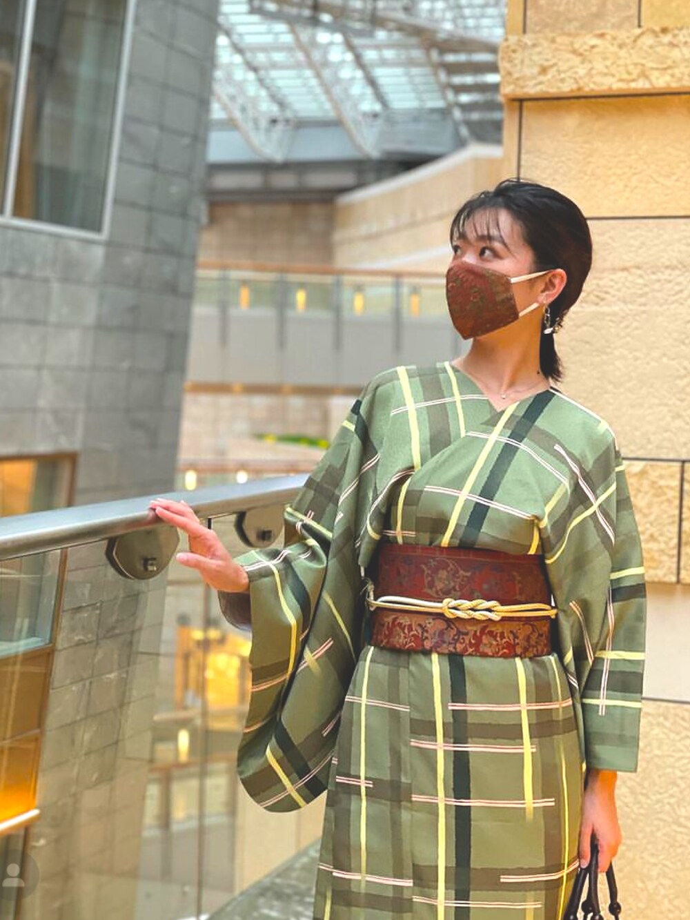 「仕立屋甚五郎、簡単着物、簡単帯、着物、和装、グリーン、チェック、チェック柄、西陣織、誰でも簡単に着れる着物、29秒で着れる着物、簡単に着れる、総柄」｜「仕立屋甚五郎のアイテム（ハンドバッグ、ベージュ系）」を使った、sutoさん（レディース・169cm）の冬コーディネートの3枚目の写真