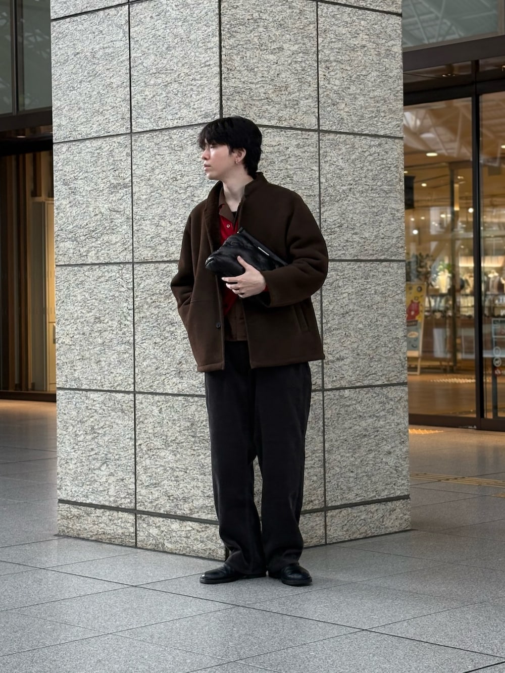 ブラウン系のその他アウター、グレー系のその他パンツ、ブラウン系のニット/セーターを着用したメンズの秋コーディネートの7枚目の写真