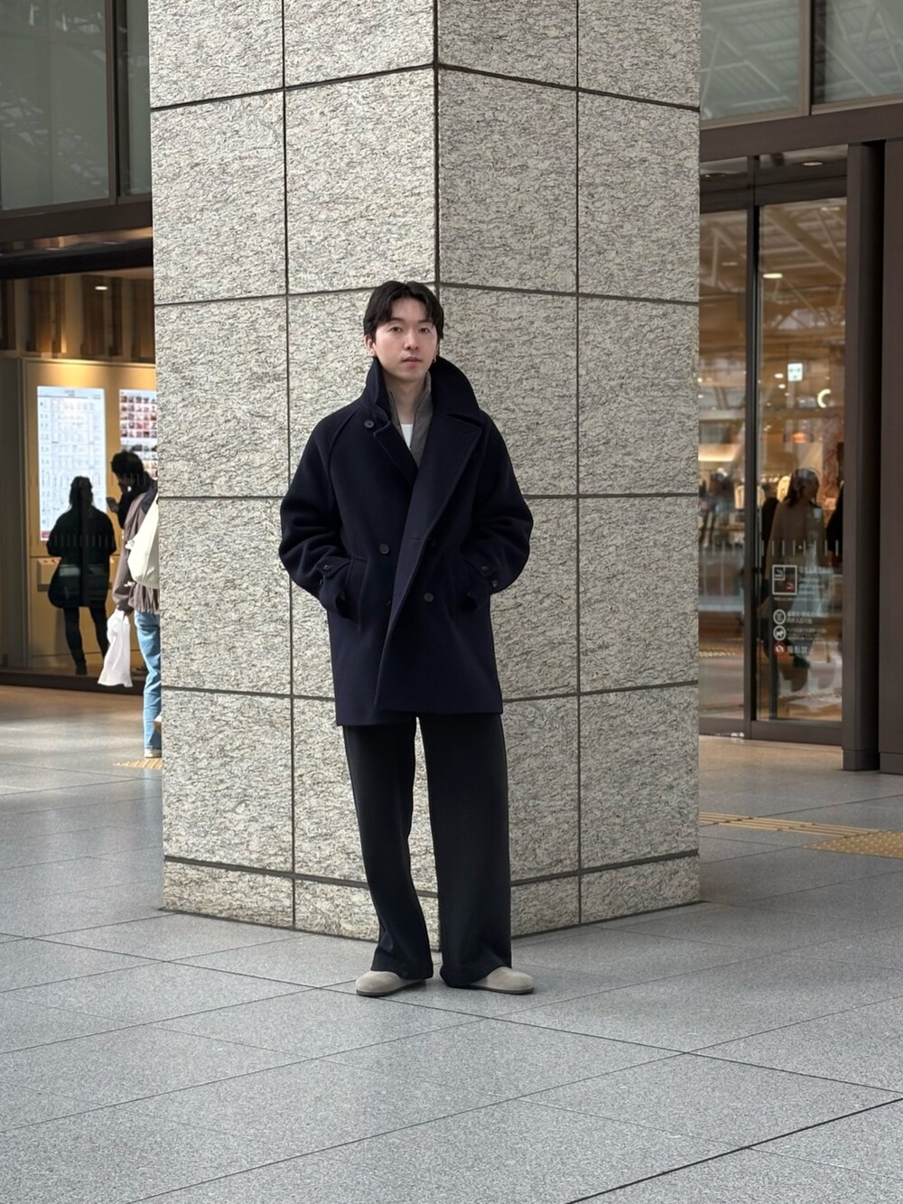 ブルー系のピーコート、グレー系のテーラードジャケットを着用したメンズの秋コーディネートの3枚目の写真