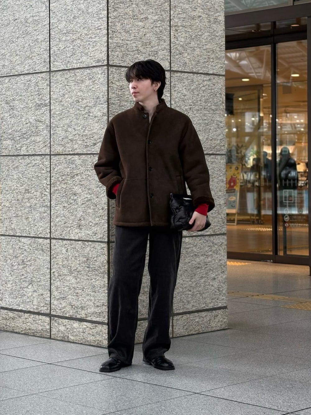 ブラウン系のその他アウター、グレー系のその他パンツ、ブラウン系のニット/セーターを着用したメンズの秋コーディネートの4枚目の写真