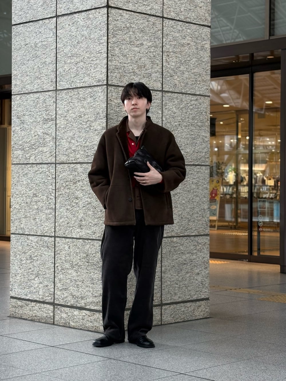 ブラウン系のその他アウター、グレー系のその他パンツ、ブラウン系のニット/セーターを着用したメンズの秋コーディネートの6枚目の写真