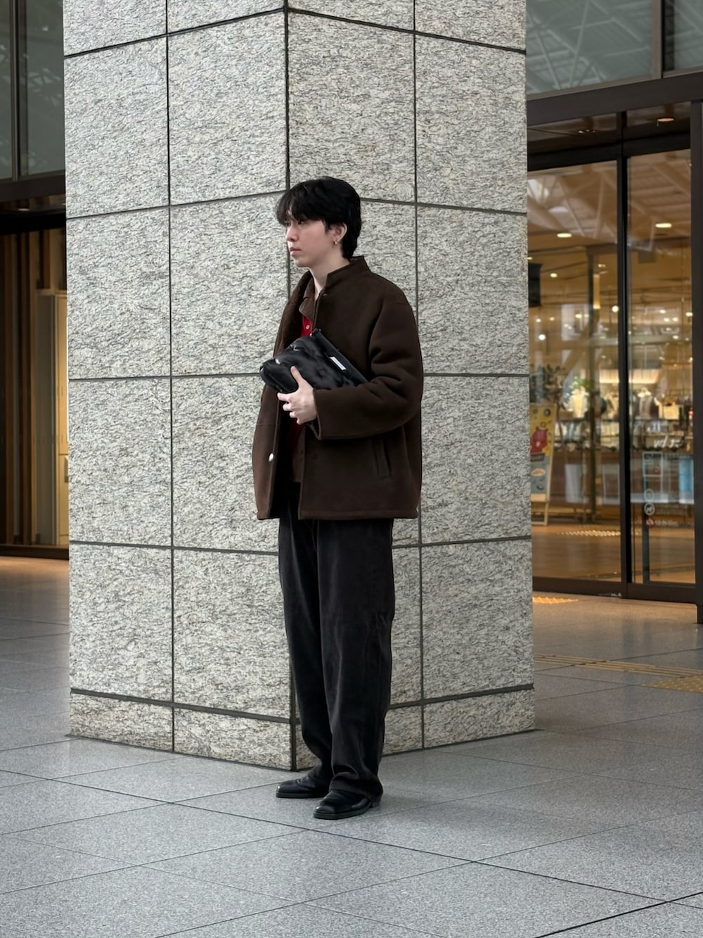 ブラウン系のその他アウター、グレー系のその他パンツ、ブラウン系のニット/セーターを着用したメンズの秋コーディネートの8枚目の写真