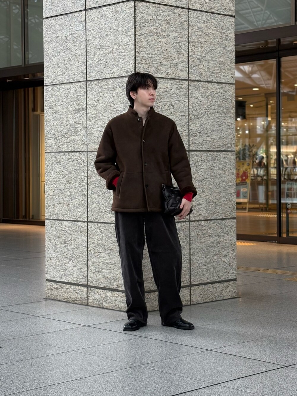 ブラウン系のその他アウター、グレー系のその他パンツ、ブラウン系のニット/セーターを着用したメンズの秋コーディネートの3枚目の写真