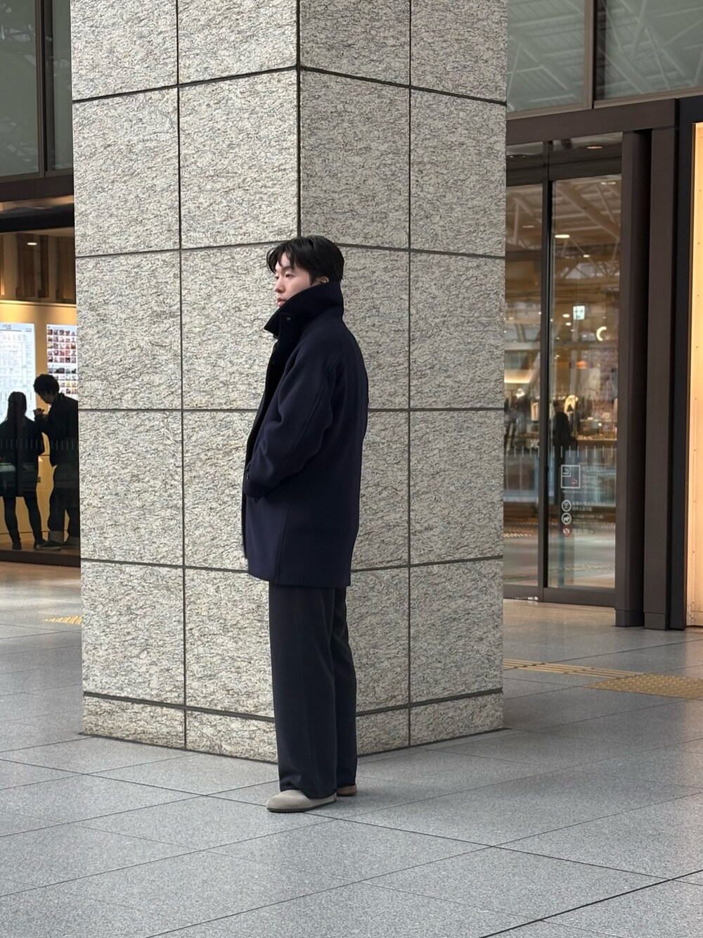 ブルー系のピーコート、グレー系のテーラードジャケットを着用したメンズの秋コーディネートの2枚目の写真