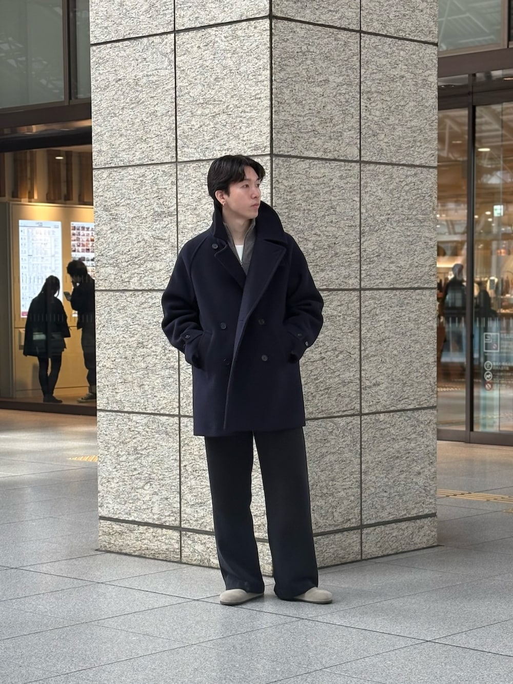 ブルー系のピーコート、グレー系のテーラードジャケットを着用したメンズの秋コーディネートの4枚目の写真