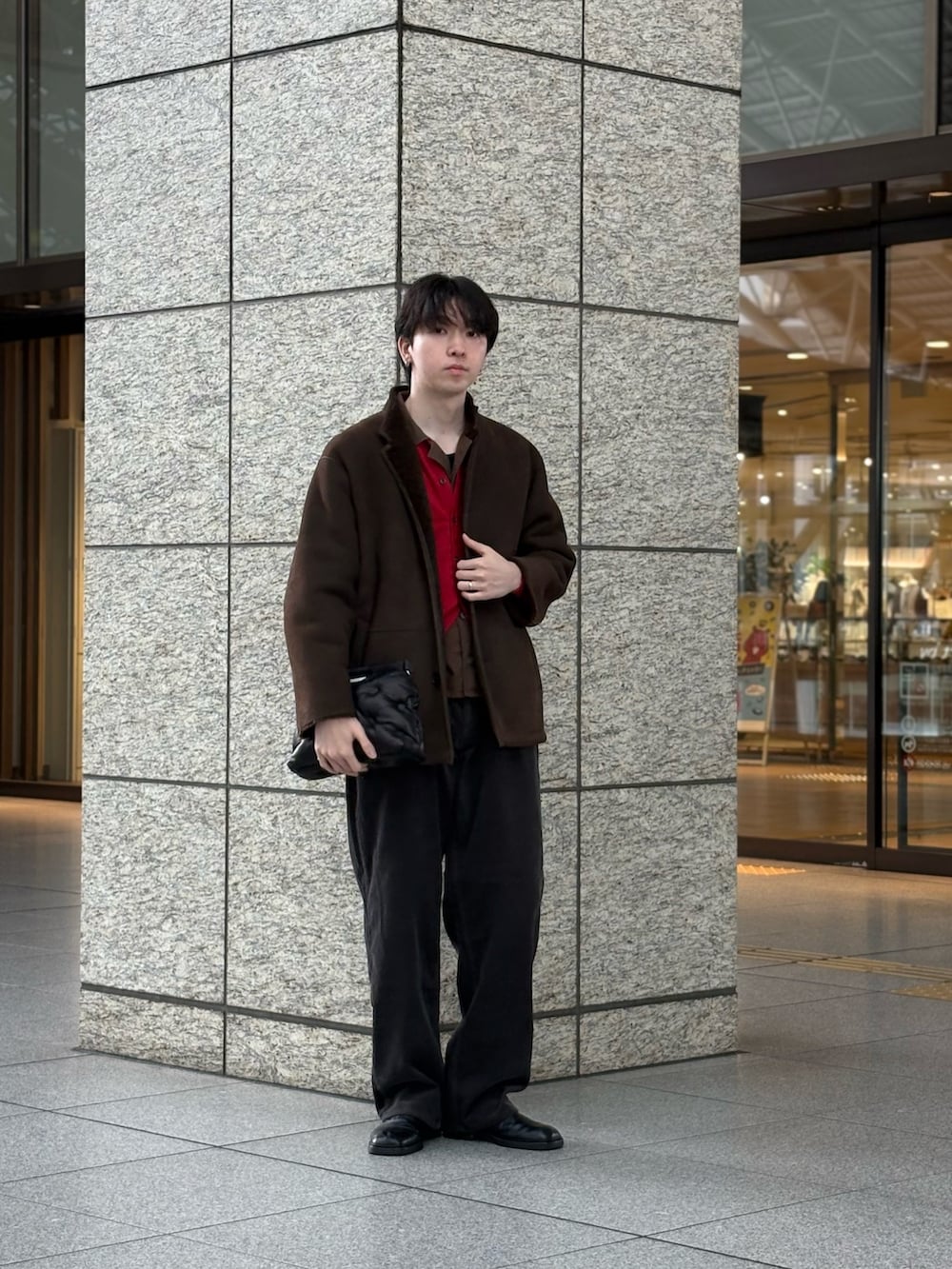 ブラウン系のその他アウター、グレー系のその他パンツ、ブラウン系のニット/セーターを着用したメンズの秋コーディネートの5枚目の写真