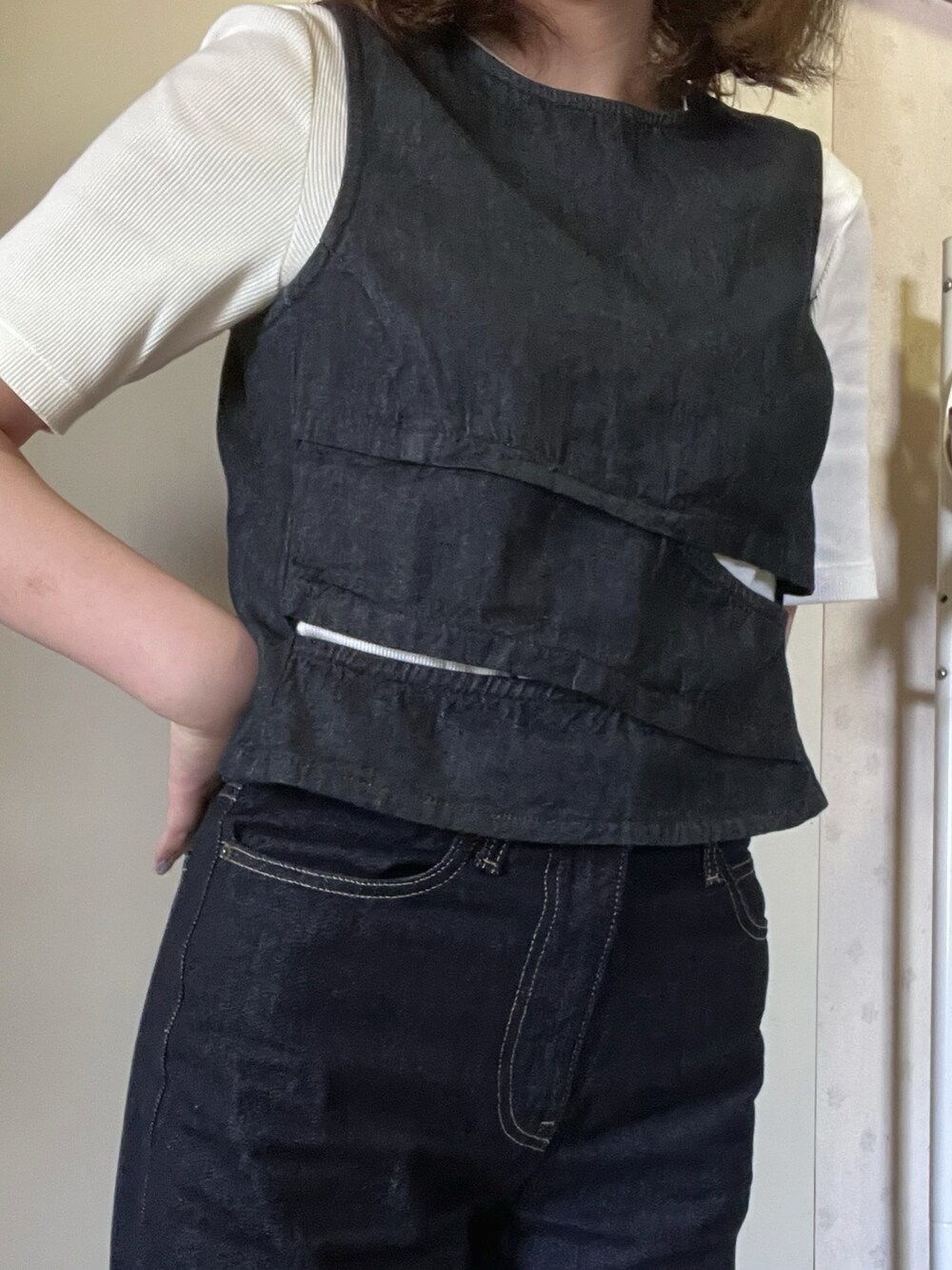 ブルー系のベスト、ホワイト系のTシャツ/カットソー、ブルー系のデニムパンツを着用したレディースの春コーディネートの2枚目の写真