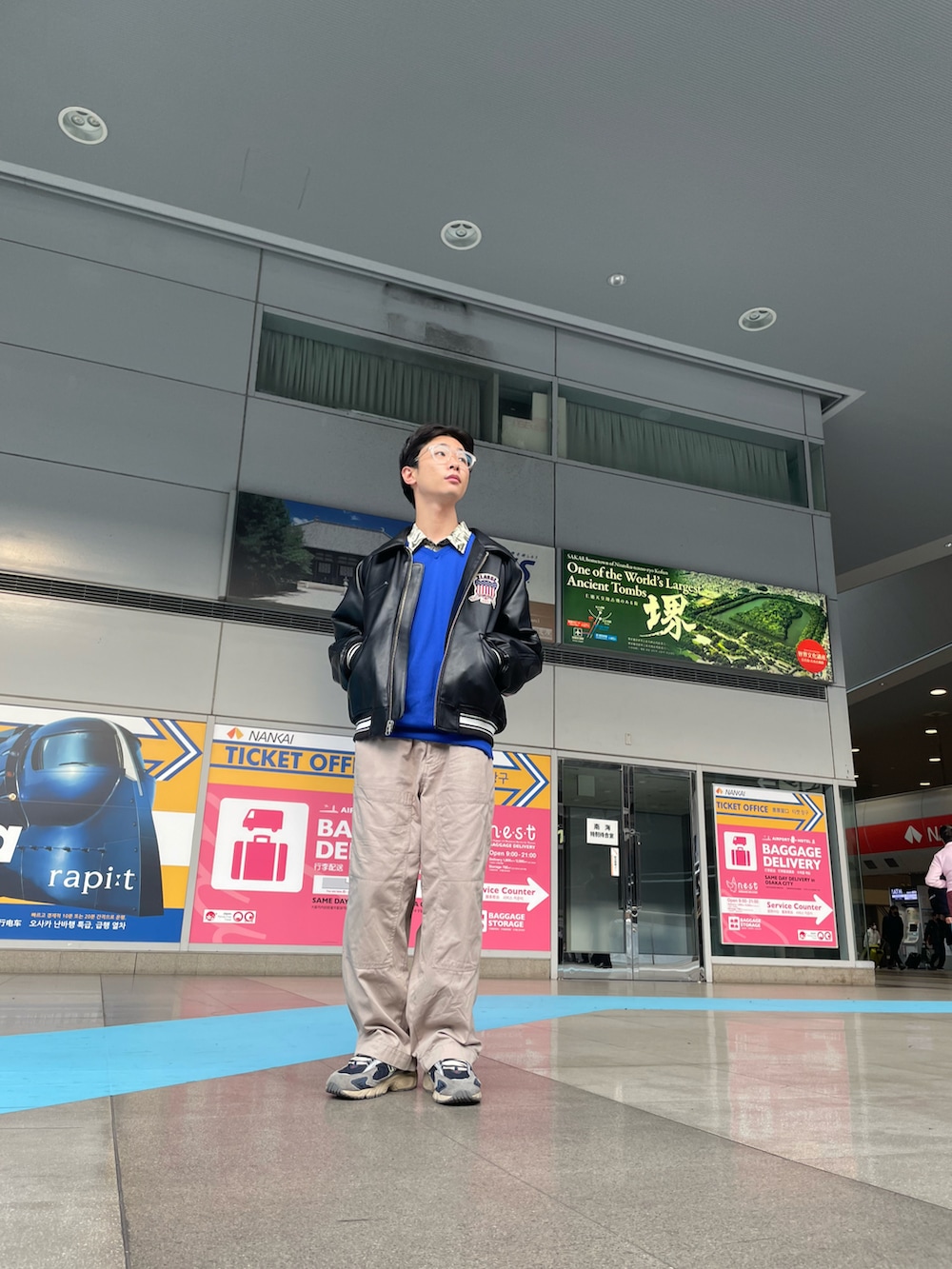 「レイヤードスタイル、プチプラ、ベージュ、ブルー、NIKE、プチプラコーデ、ベスト、シャツスタイル」｜「niko and...のアイテム（パンツ、ベージュ系）」を使った、りょうすけさん（メンズ・170cm）の冬コーディネートの2枚目の写真