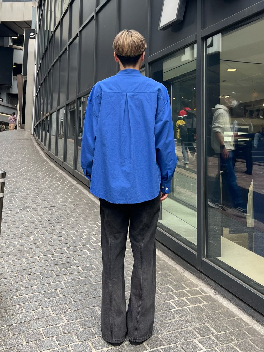 「シャツスタイル、シンプル、春、はるコーデ、きれいめカジュアル、デニムパンツ、おしゃれさんと繋がりたい、大学生、90’s、シンプルコーデ、休日コーデ、シャツコーデ」｜「ALANDの3.3Field Trip／SLIT FRONTJEANS 2295690（デニムパンツ、ブラック系）」を使った、RYOさん（メンズ・166cm）の春コーディネートの3枚目の写真