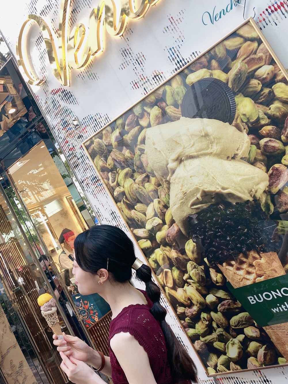 ブラック系のハンドバッグを着用したレディースの夏コーディネートの2枚目の写真