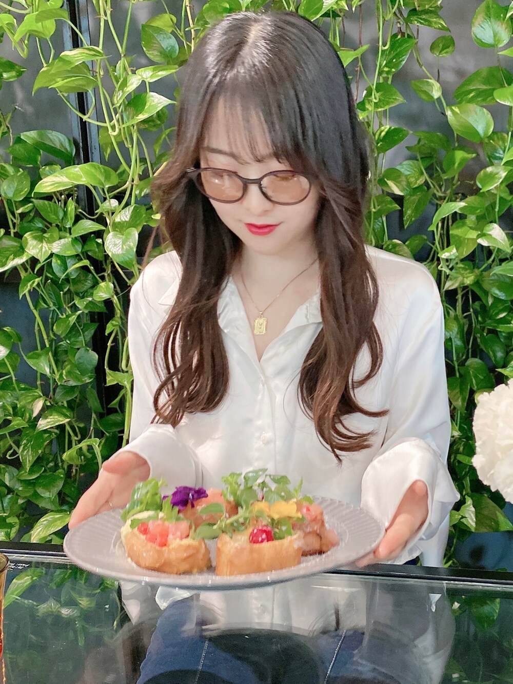 ブラウン系のバッグ、ホワイト系のシャツ/ブラウス、ブラウン系のサングラスを着用したレディースの夏コーディネートの2枚目の写真