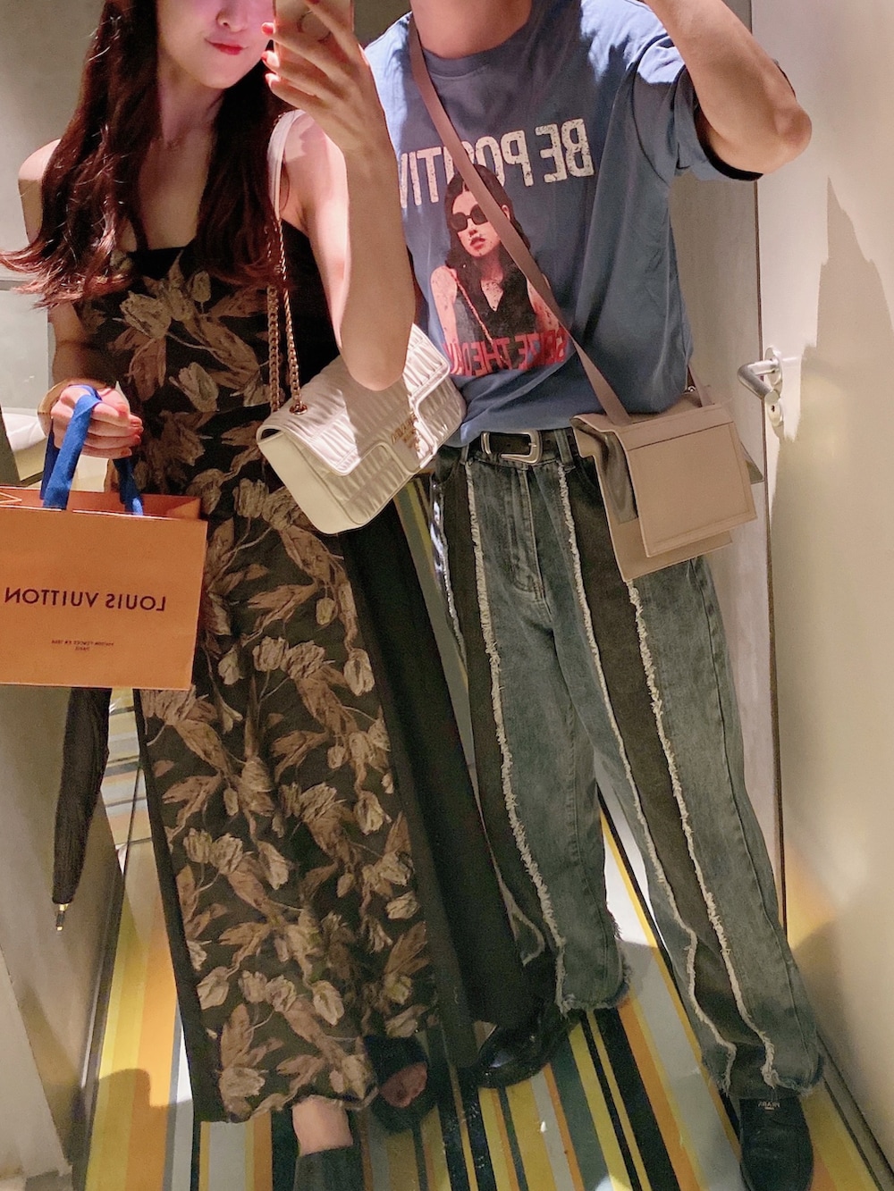 ブラック系のワンピース、ホワイト系のバッグを着用したレディースの夏コーディネートの2枚目の写真