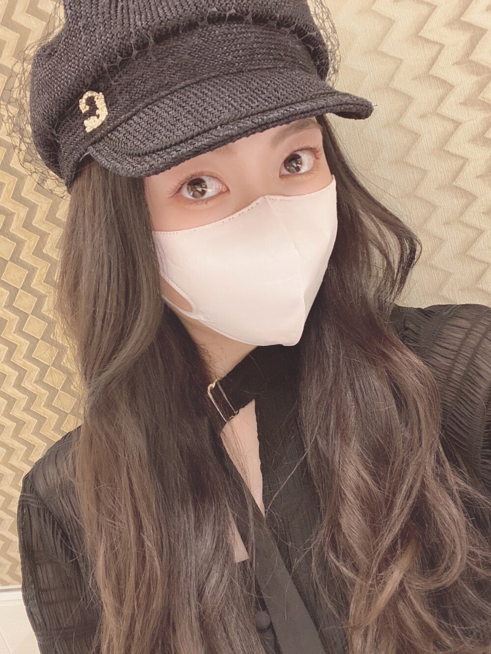 ブラック系のハンドバッグ、パープル系のスカート、ブラック系のシャツ/ブラウスを着用したレディースの夏コーディネートの2枚目の写真