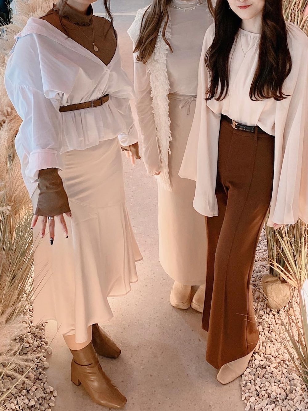 ベージュ系のシャツ/ブラウス、ブラウン系のパンツ、ブラック系のベルトを着用したレディースの夏コーディネートの2枚目の写真