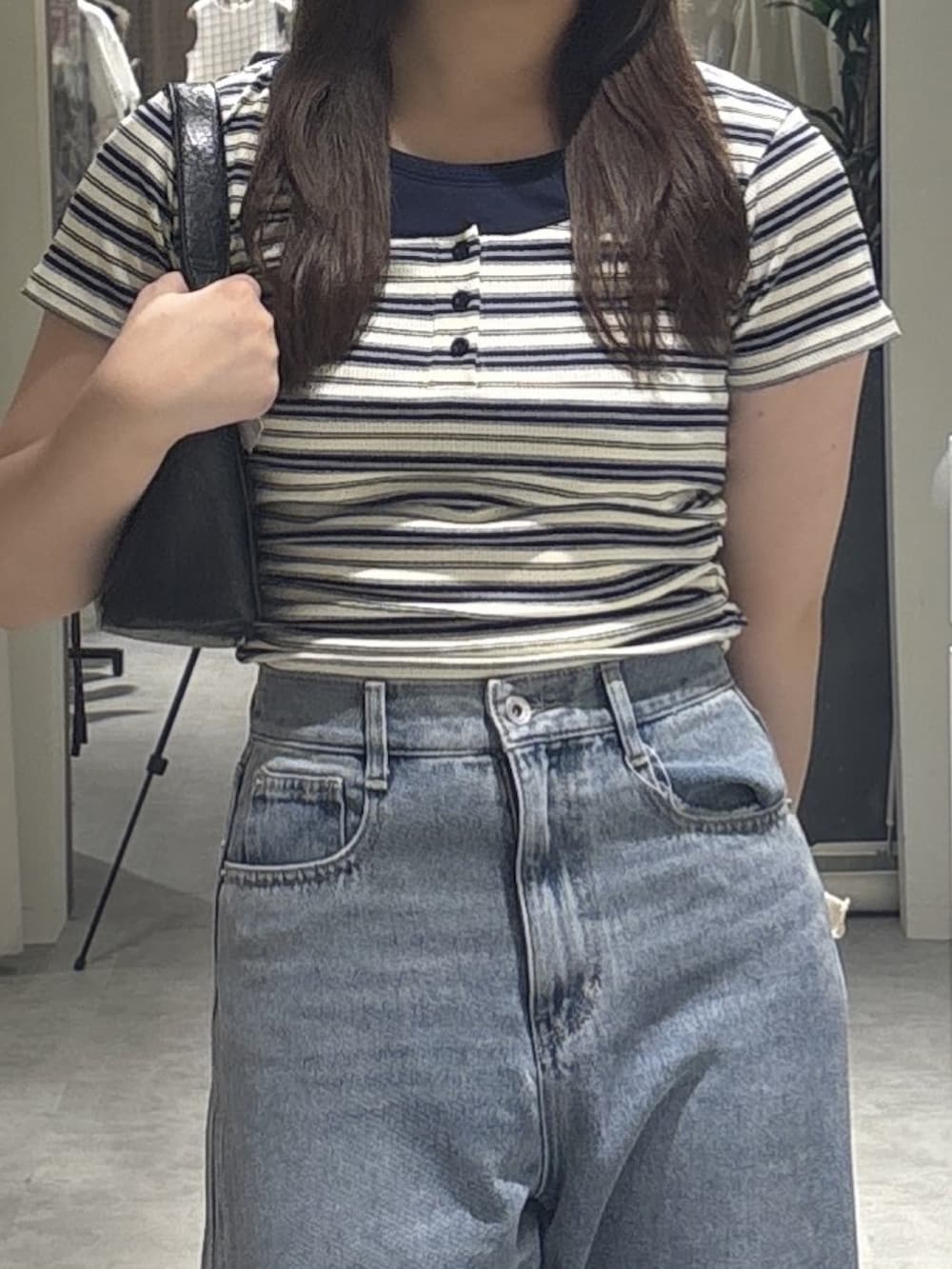 ホワイト系のTシャツ/カットソー、ブルー系のデニムパンツ、ブラック系のショルダーバッグを着用したレディースの夏コーディネートの5枚目の写真