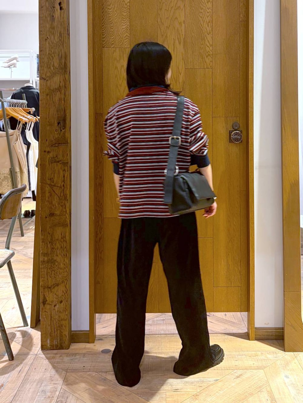 ブラック系のローファー、レッド系のTシャツ/カットソー、ブラック系のその他パンツを着用したレディースの秋コーディネートの3枚目の写真