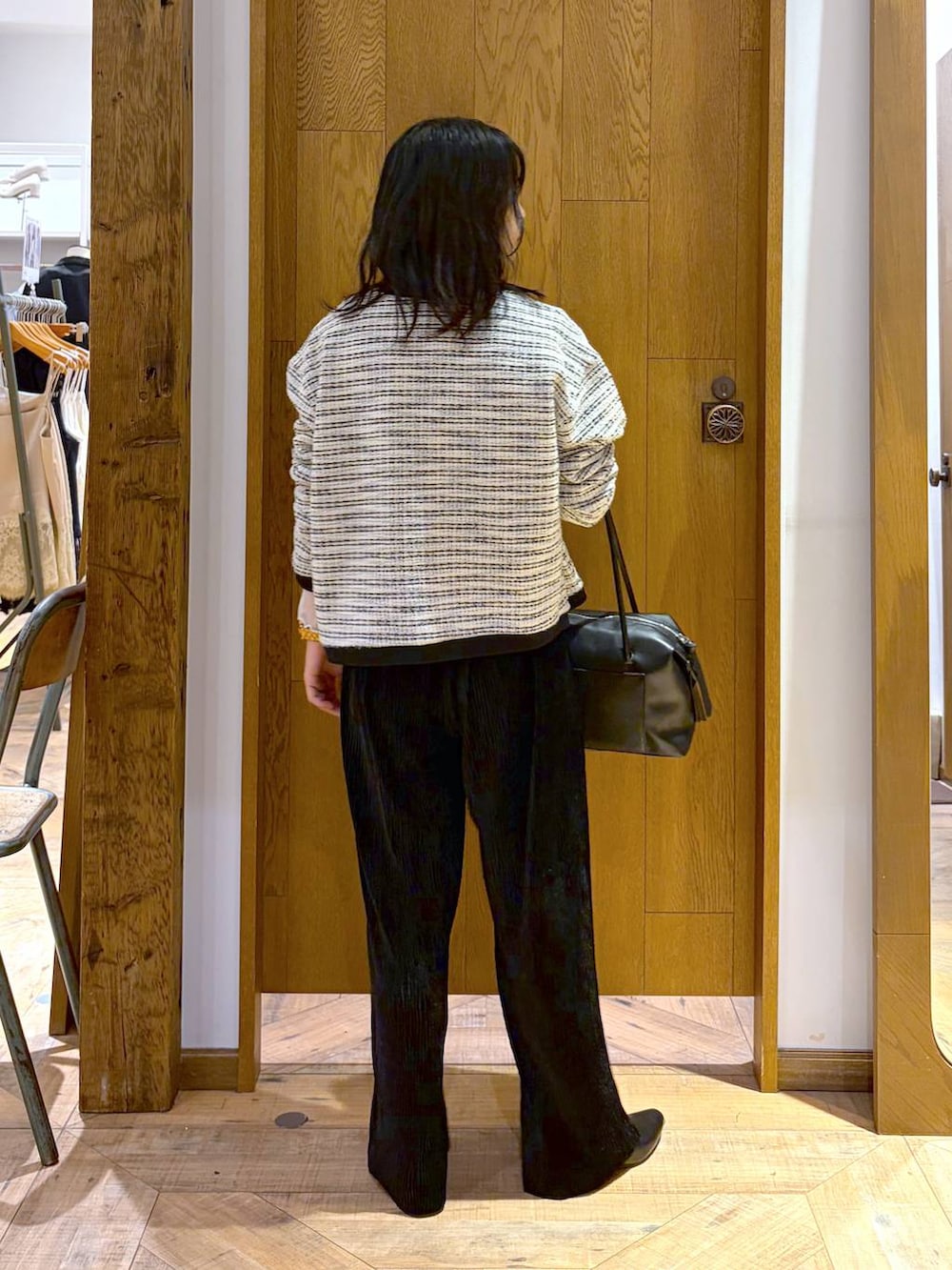 ブラック系のその他パンツ、ベージュ系のカーディガン/ボレロ、ブラック系のパンプスを着用したレディースの秋コーディネートの3枚目の写真