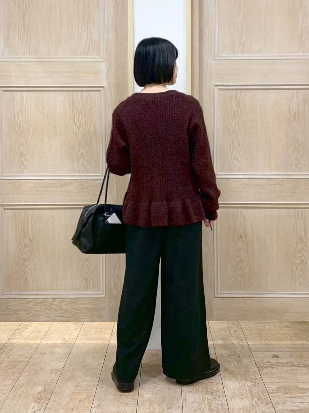 ブラック系のボストンバッグ、ホワイト系のTシャツ/カットソー、ブラック系のその他パンツを着用したレディースの冬コーディネートの3枚目の写真