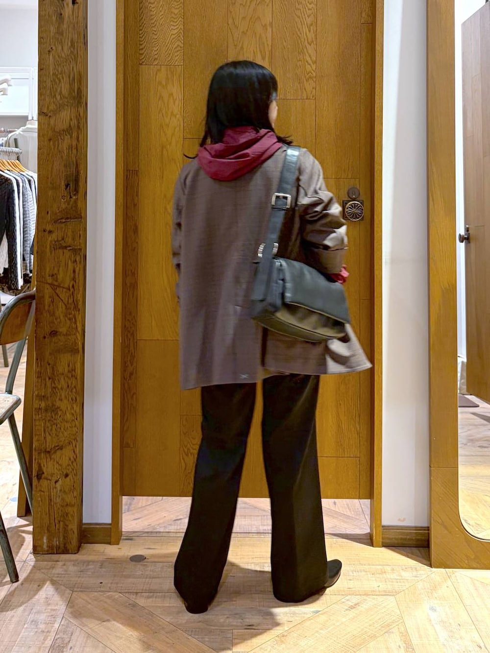 ブラック系のパンプス、ブラック系のその他パンツ、ブラック系のショルダーバッグを着用したレディースの秋コーディネートの3枚目の写真