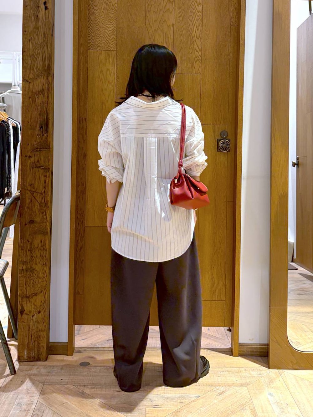 ブラック系のローファー、ホワイト系のシャツ/ブラウス、レッド系のショルダーバッグを着用したレディースの夏コーディネートの3枚目の写真