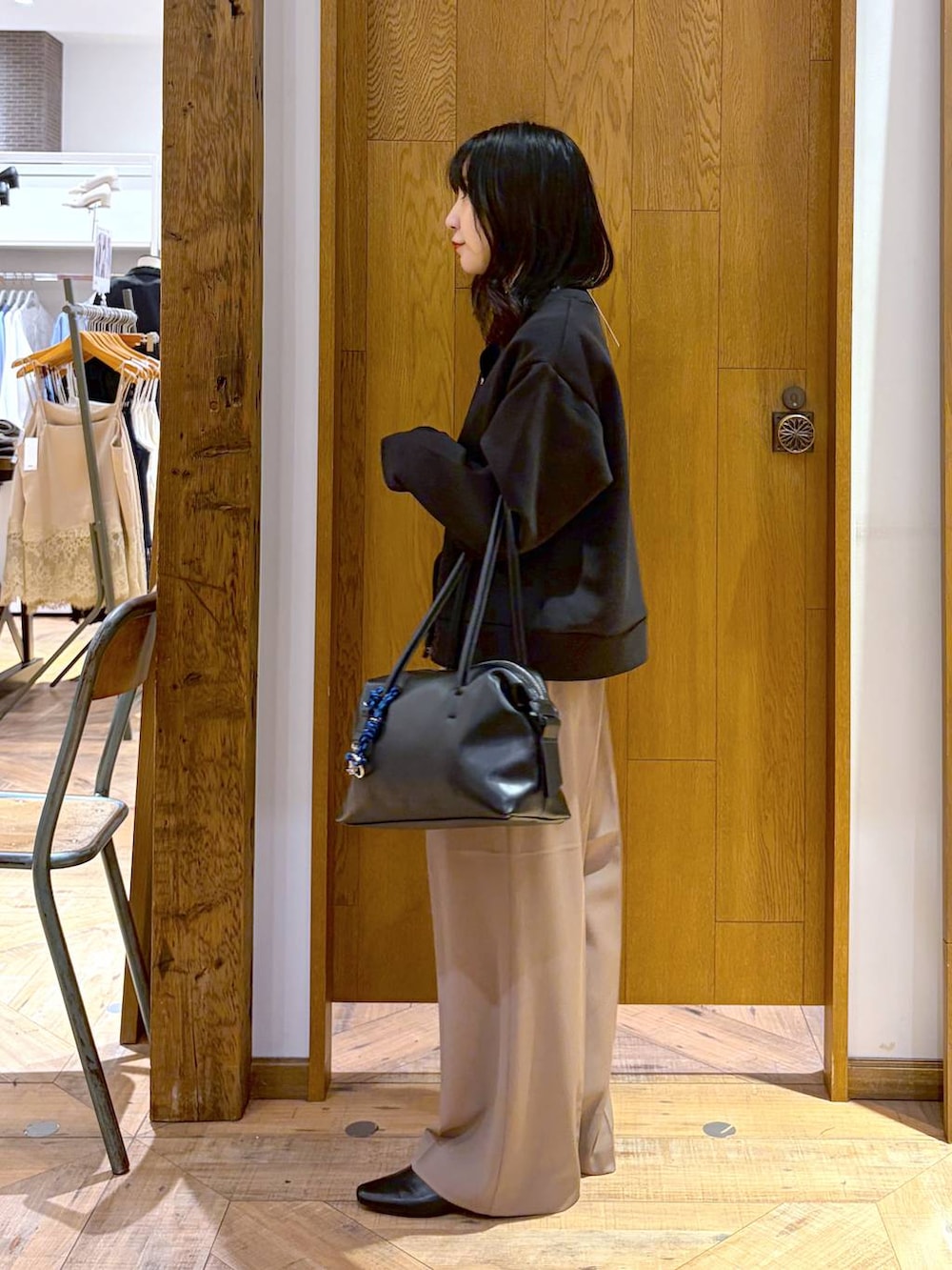 ブラック系のカーディガン/ボレロ、ベージュ系のその他パンツ、ブラック系のパンプスを着用したレディースの秋コーディネートの2枚目の写真