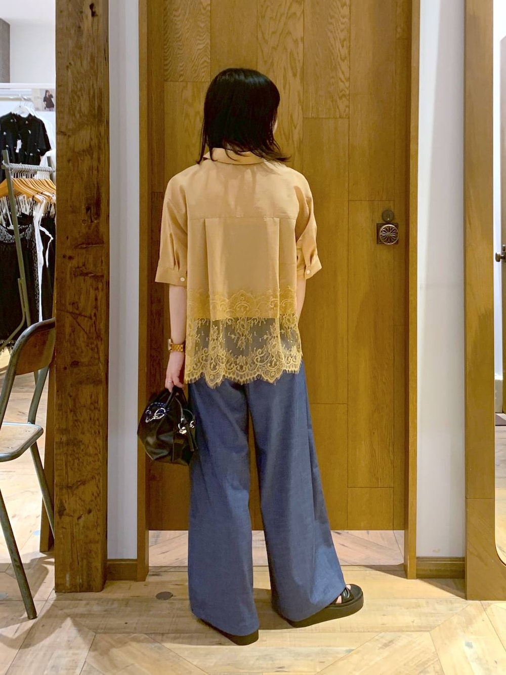 ブルー系のその他パンツ、ブラック系のボストンバッグ、ブラック系のサンダルを着用したレディースの夏コーディネートの3枚目の写真