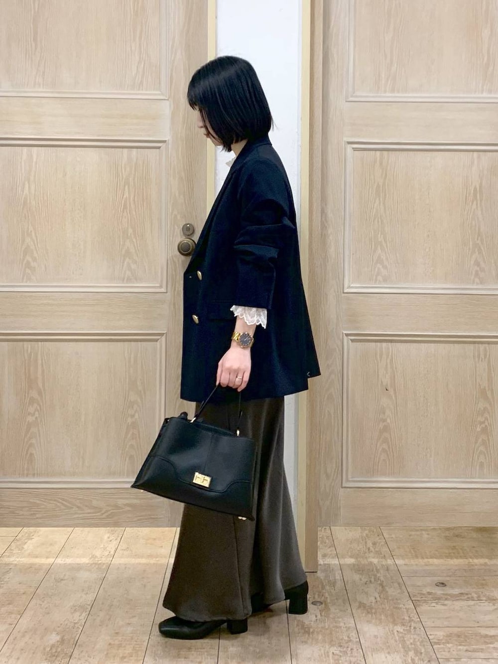 ブラック系のローファー、ホワイト系のシャツ/ブラウス、ブルー系のテーラードジャケットを着用したレディースの冬コーディネートの2枚目の写真