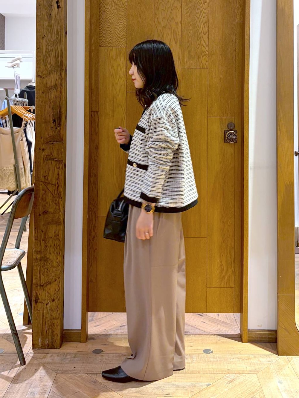 ベージュ系のカーディガン/ボレロ、ベージュ系のその他パンツ、ブラック系のパンプスを着用したレディースの秋コーディネートの2枚目の写真