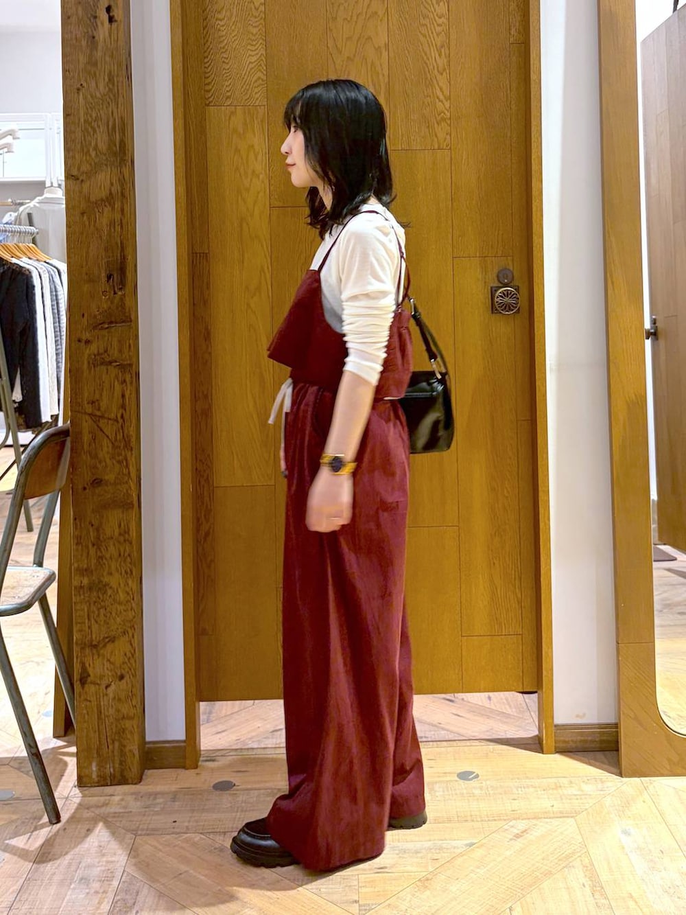 ブラック系のローファー、ホワイト系のTシャツ/カットソー、レッド系のその他パンツを着用したレディースの秋コーディネートの2枚目の写真