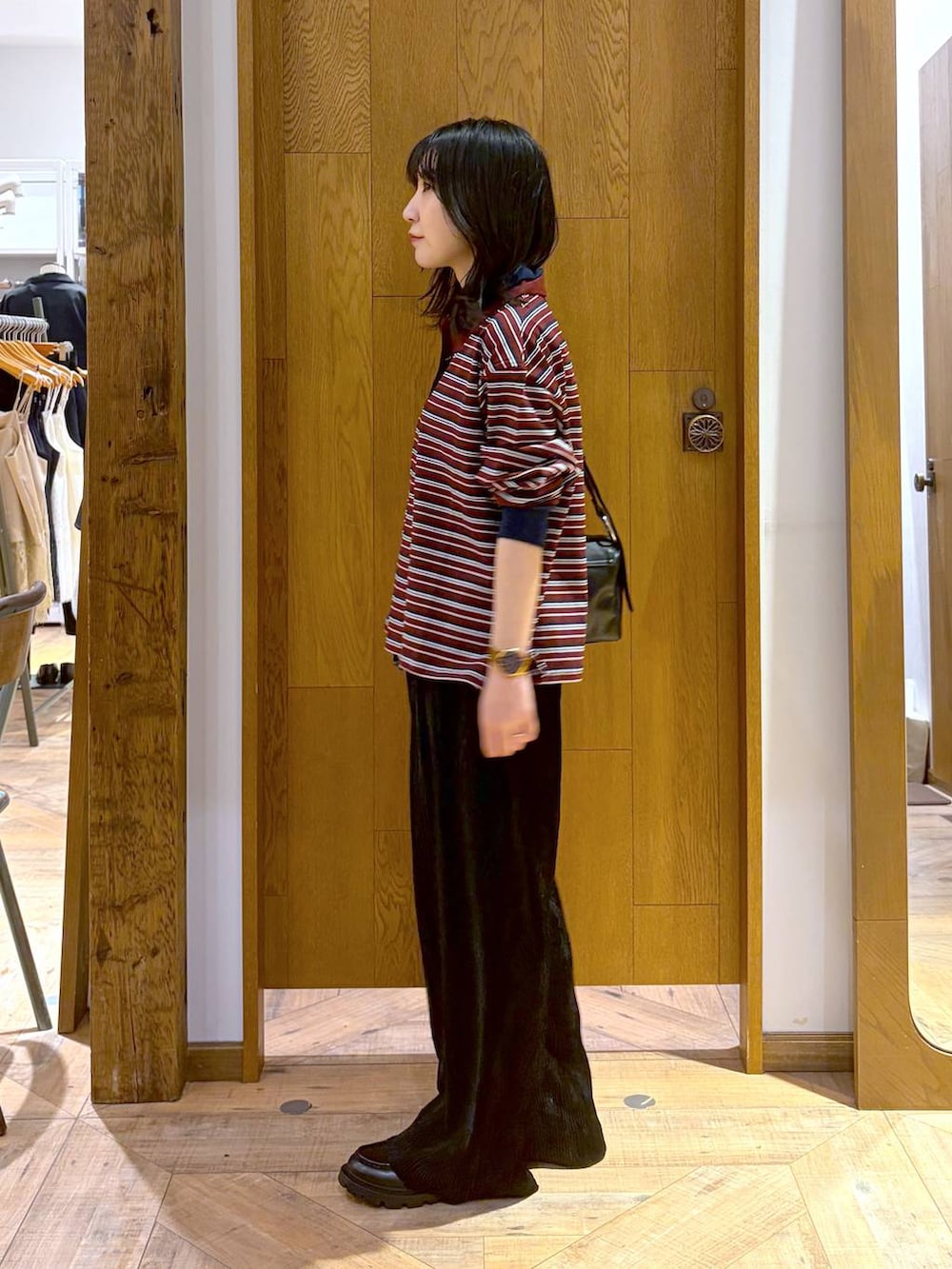 ブラック系のローファー、レッド系のTシャツ/カットソー、ブラック系のその他パンツを着用したレディースの秋コーディネートの2枚目の写真