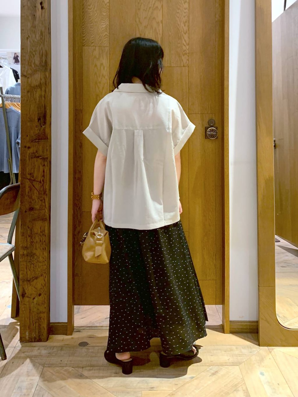 その他のスカート、ベージュ系のシャツ/ブラウス、ブラウン系のボストンバッグを着用したレディースの夏コーディネートの3枚目の写真