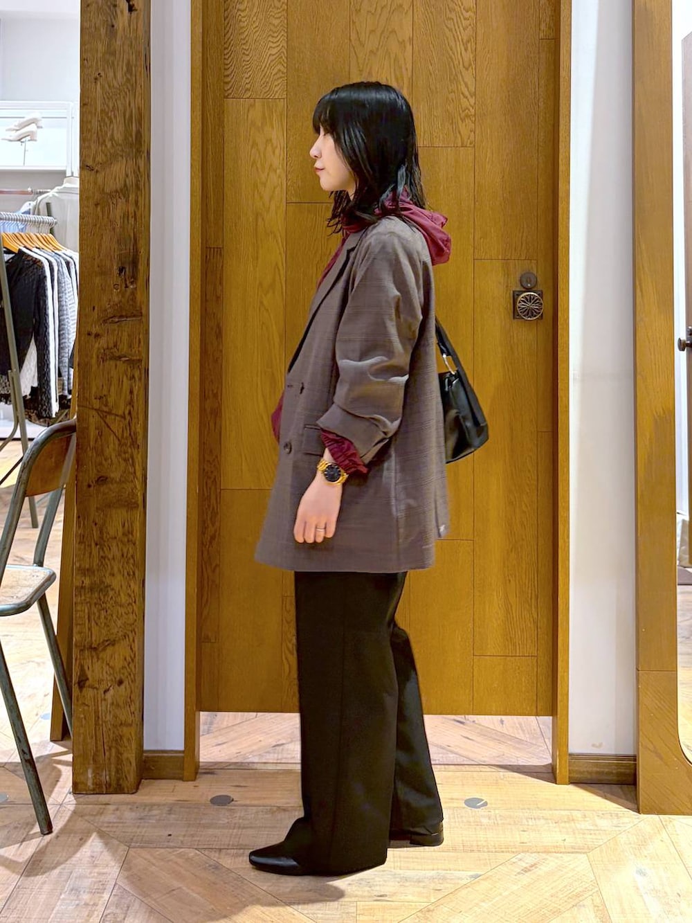 ブラック系のパンプス、ブラック系のその他パンツ、ブラック系のショルダーバッグを着用したレディースの秋コーディネートの2枚目の写真