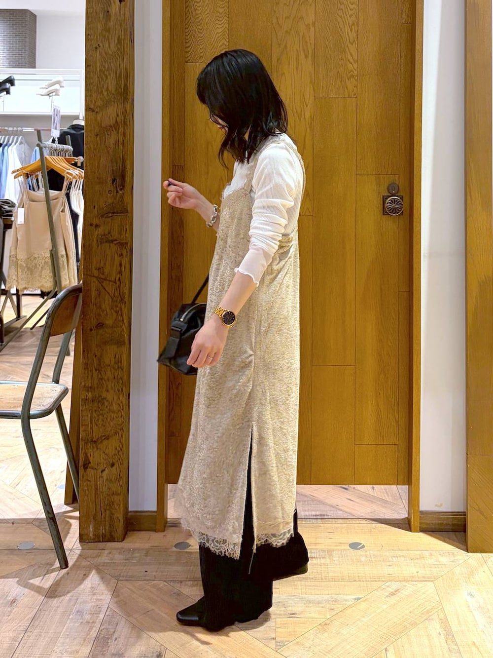 ブラック系のその他パンツ、ブラック系のパンプス、ブラック系のボストンバッグを着用したレディースの秋コーディネートの2枚目の写真