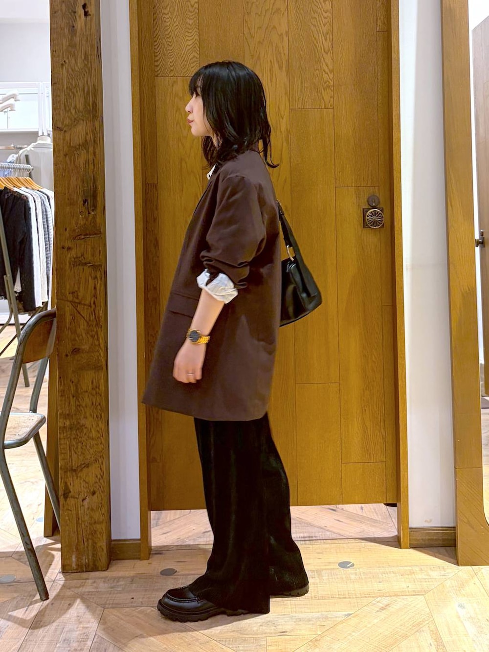 ブラック系のローファー、ブラック系のその他パンツ、ホワイト系のシャツ/ブラウスを着用したレディースの秋コーディネートの2枚目の写真